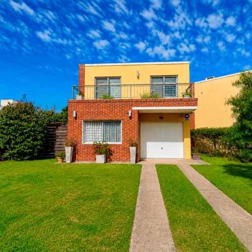 CASA EN VENTA 3 DORMITORIOS, PARRILLERO Y GARAGE EN CIUDAD DE LA COSTA