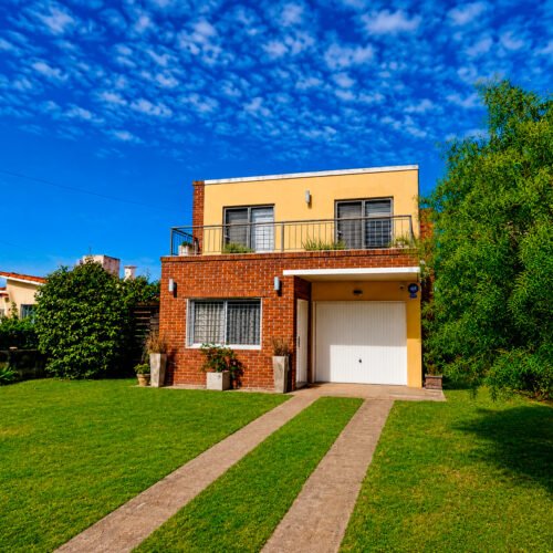 CASA EN VENTA 3 DORMITORIOS, PARRILLERO Y GARAGE EN CIUDAD DE LA COSTA